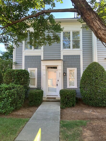 Building Photo - 211 E Park Ave