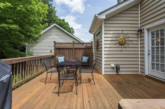 Building Photo - Charming 3-Bed Oasis with Hardwood Eleganc...