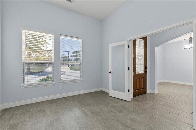 Building Photo - 127 Medlar Dr