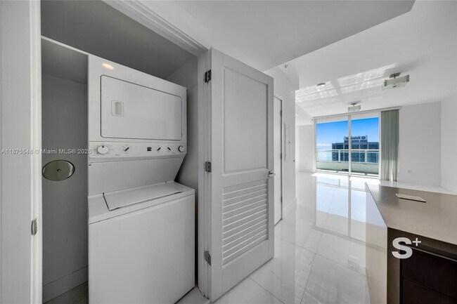 Building Photo - 1080 Brickell Ave