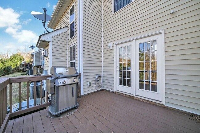 Building Photo - Lovely Two Bedroom Townhome With Bonus and...