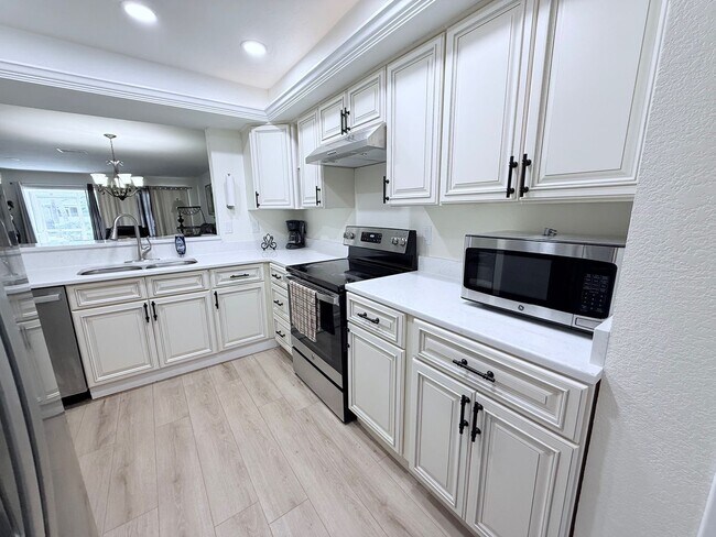 Building Photo - Beautifully Updated & Furnished 2-Bed/2-Bath Villa in Palm Aire – Sarasota, FL