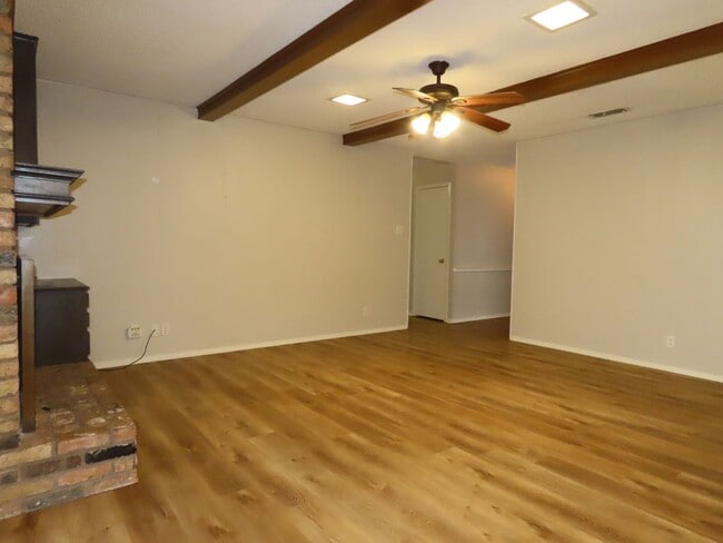 Building Photo - Expansive 3/2 Home in Tyler w/Additional Den and Living Room!