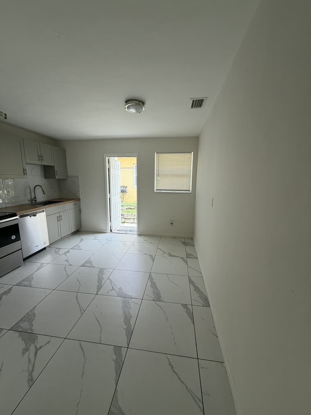 Building Photo - 2851 NW 15th Ct