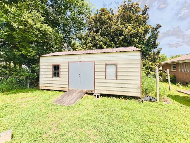 Building Photo - MOVE IN SPECIAL- $300 Off First Month's Rent-MOVE IN READY BRICK HOME!