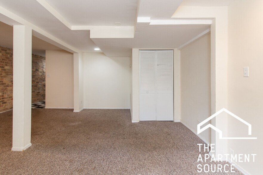 Building Photo - 826 W Dakin St