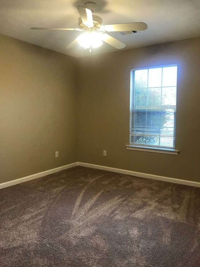 Building Photo - 16 Mustang Dr