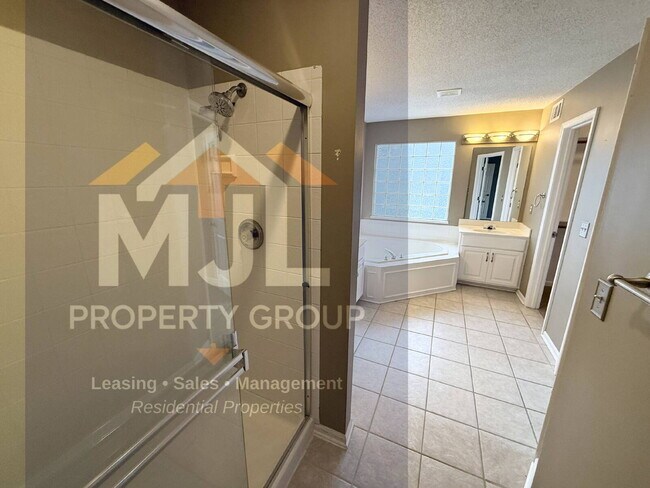 Building Photo - Beautiful 4 Bedroom / 3 Bath Home in Olathe