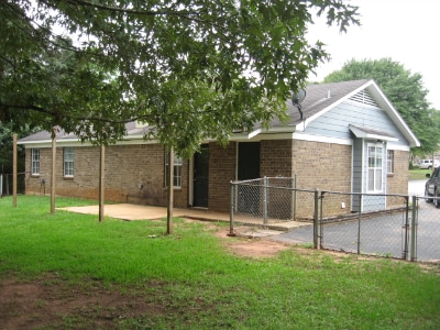 Building Photo - Available Home, 3 bed. 2 bath