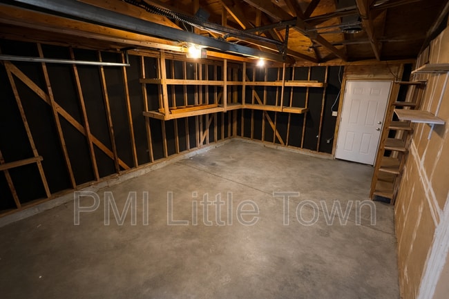 Building Photo - 1670 N Halifax Wy