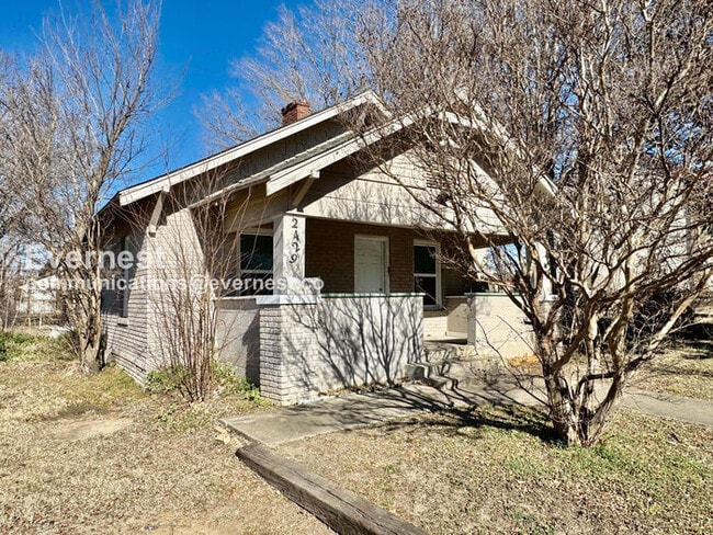 Building Photo - 3 Bed, 2 Bath with Fenced Yard / Pet-Friendly / Available Now!