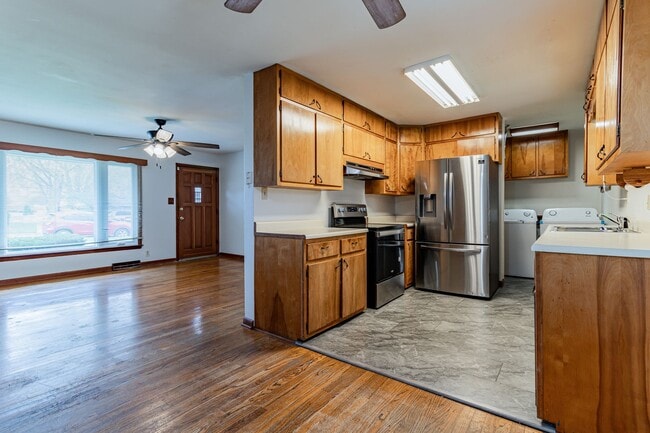Building Photo - 3 bedroom, 1 bath ranch home! Close to I-74, on the local MTD bus line!! - Available Now