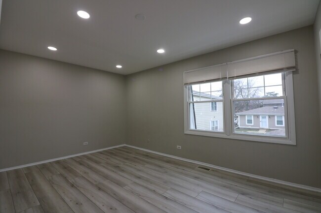 Building Photo - 360 Farmingdale Cir