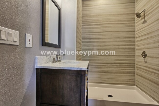 Building Photo - 2 Bed, 2 Bath Unit in Laurelhurst in Beautiful Tri Plex