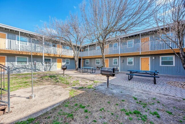 Building Photo - Amazing 1 bedroom off Manor rd.  Central Austin at its finest