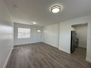 Building Photo - 5841 SW 36th Ct