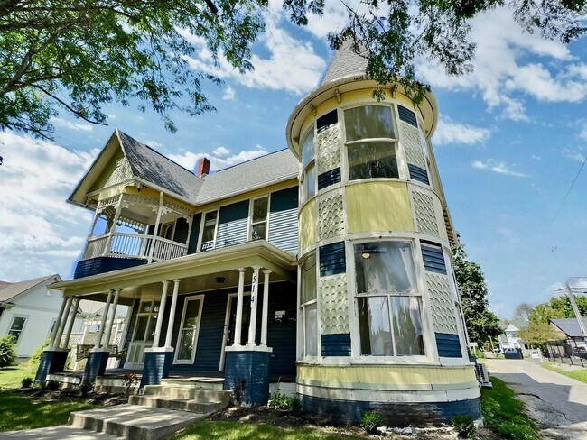 Building Photo - **August 2028** HUGE 8 Bed 6 Bath !! Fully Remodeled!!