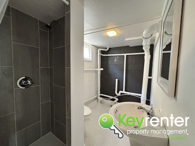 Building Photo - Cozy & Private 2Bed/1Bath Apartment with S...