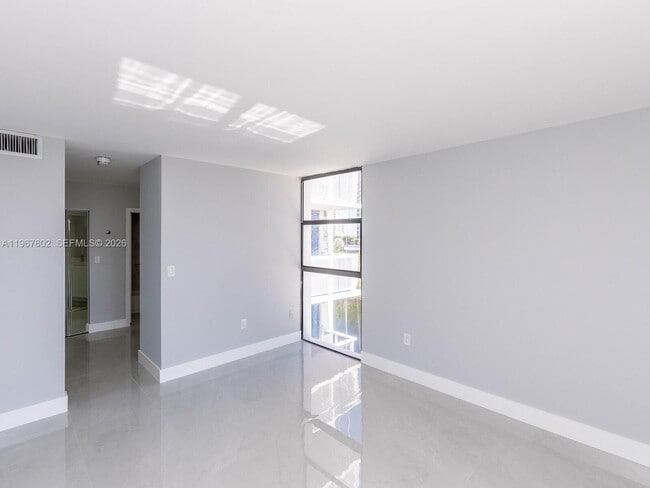 Building Photo - 20505 E Country Club Dr