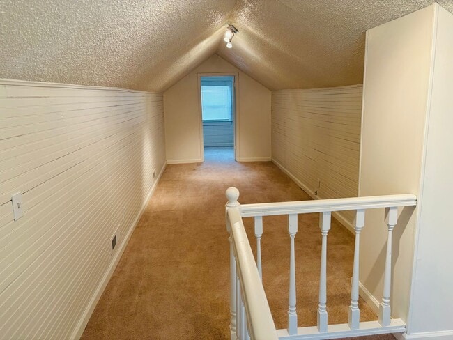 Building Photo - Charming 3 Bedroom Single-Family