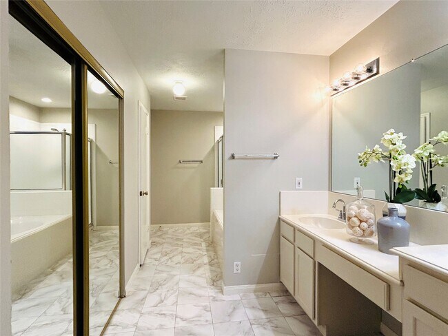Building Photo - 1404 Helmsley Dr