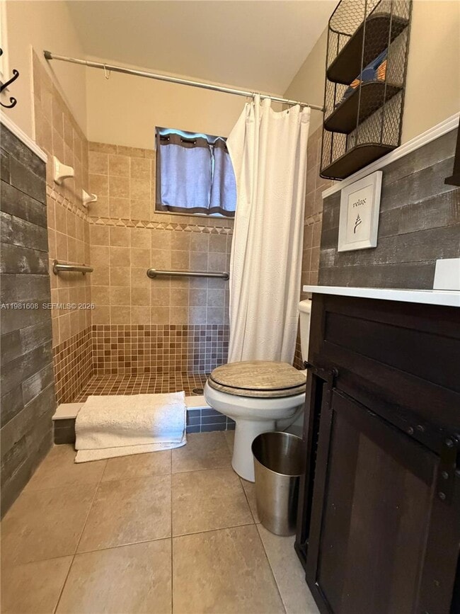 Building Photo - 1832 Sunny Dr