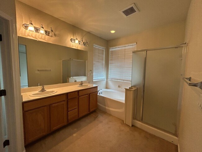 Building Photo - Desirable Location