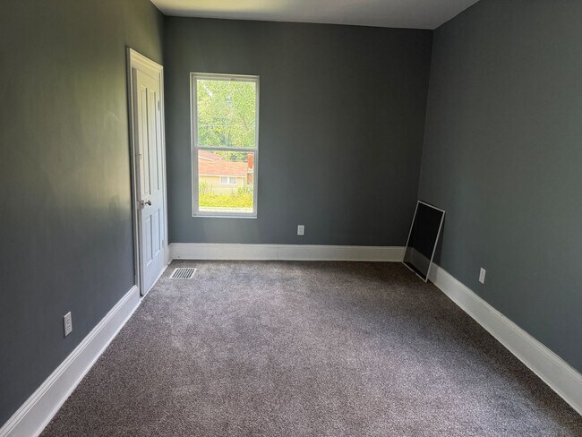 Building Photo - Large 3-Bed 2-Bath Home Uhrichsville