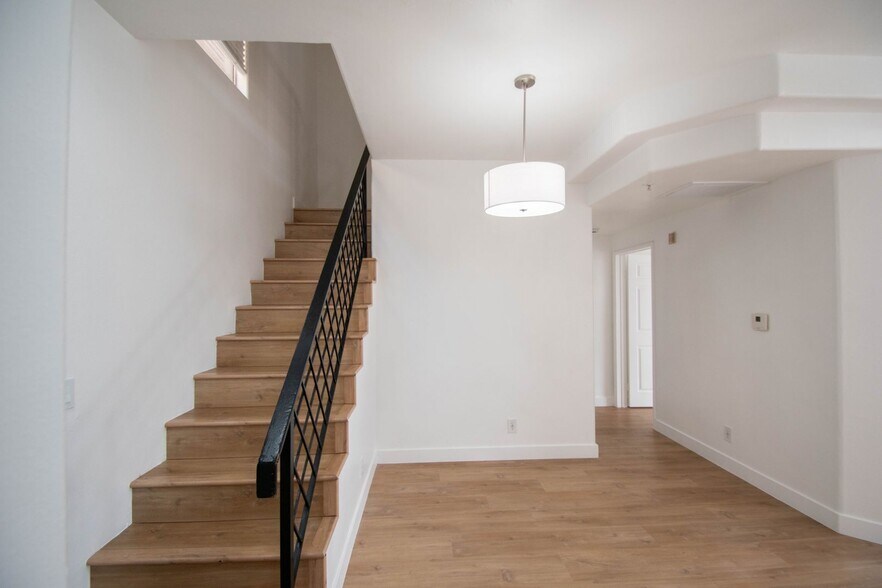 Building Photo - 425 N Alvarado St