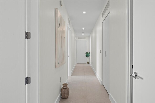 Building Photo - 700 NE 24th St