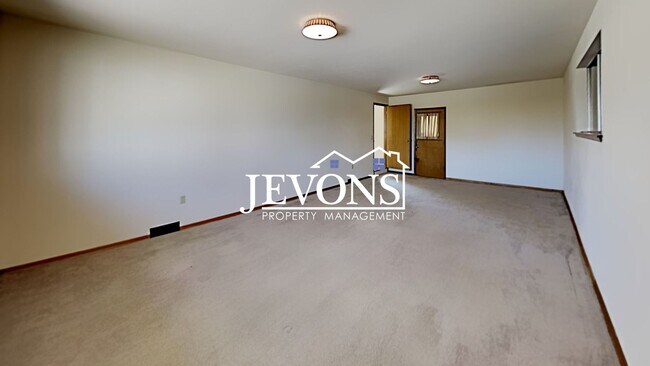 Building Photo - Spacious single-family home with a large f...