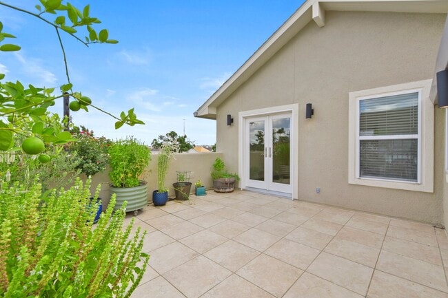 Building Photo - Luxury & Location: Spacious Home Minutes f...