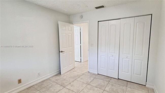 Building Photo - 501 Racquet Club Rd