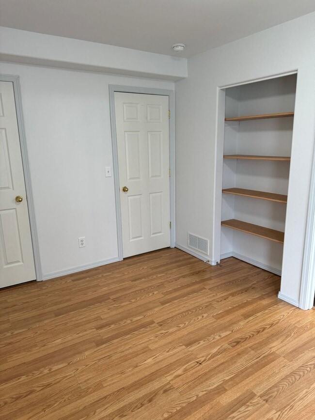Building Photo - Beautifully updated 3 bed/2 bath townhome