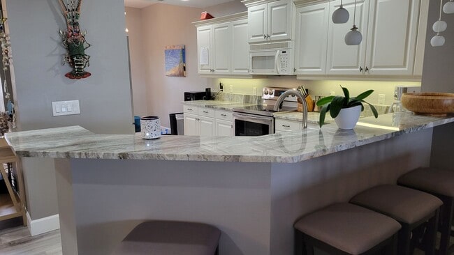 Building Photo - Annual UNfurnished 2/2 ground floor condo in water front boating community