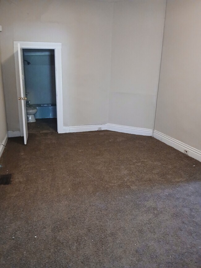 Building Photo - 2324 Magazine St