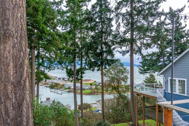 Building Photo - 3 Bed 2.5 Bath Home with a View!