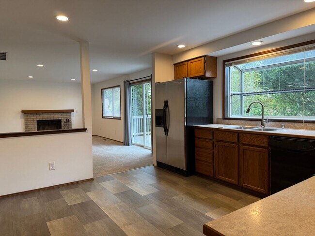 Building Photo - Saratoga Reach Beauty: Updated 4BR Home with Deck, Fireplace & Prime Mukilteo Location