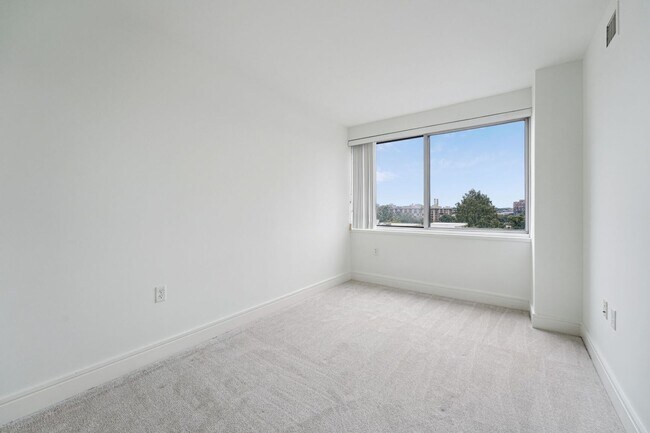 Building Photo - Concierge Building! Available Now! Electri...