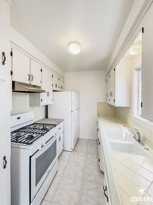 Building Photo - Beautiful 1B 1BA w/ Large Patio & Ocean Vi...