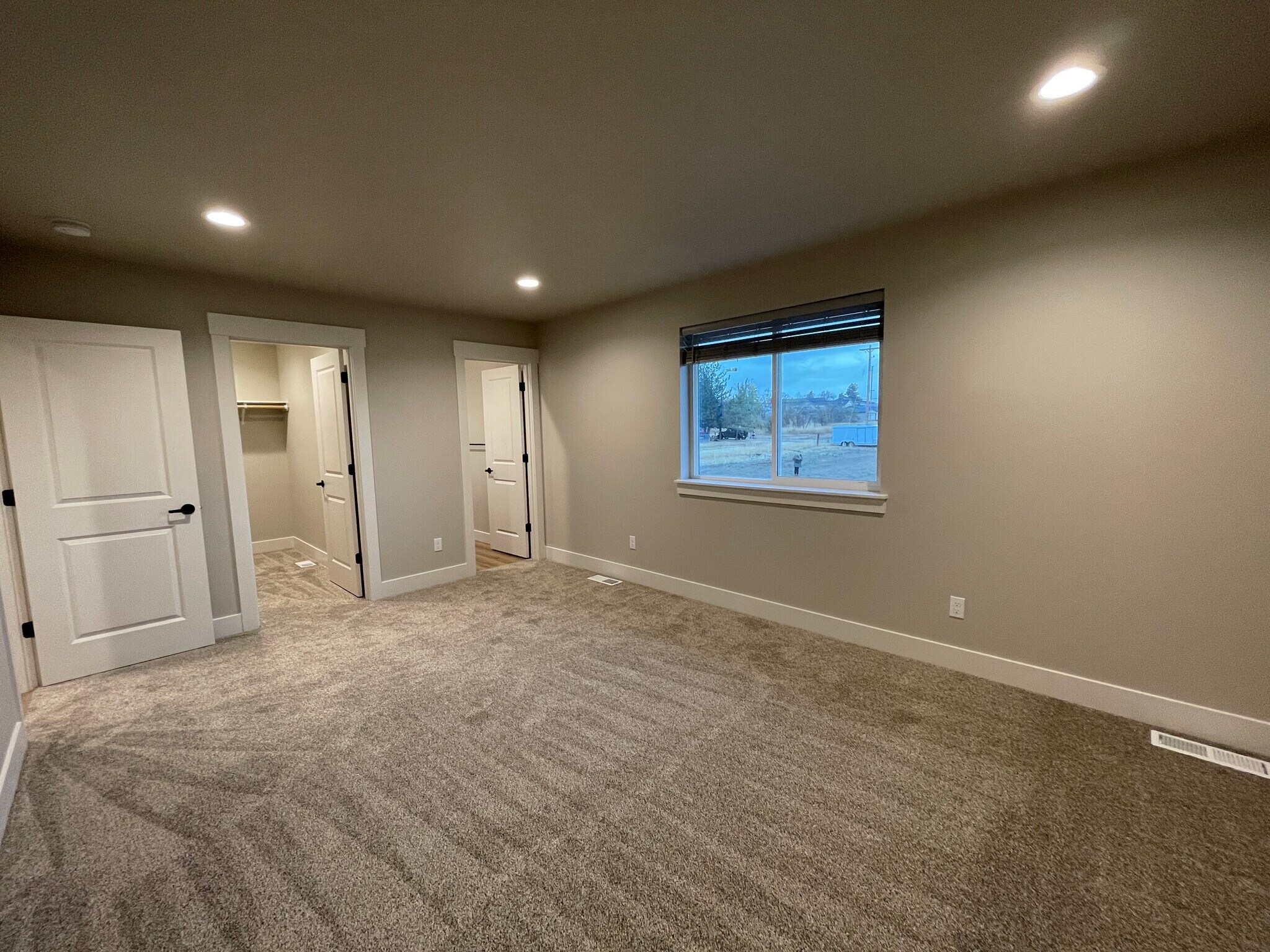 Building Photo - 412 W 1st St