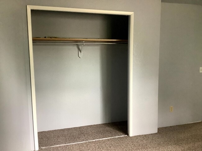 Building Photo - 2-Bedroom 1 1/2 bathroom townhouse in Springfield