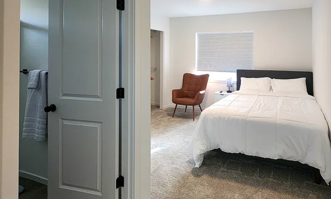 Building Photo - Beautiful, private 2 bed, 2.5 bath townhou...