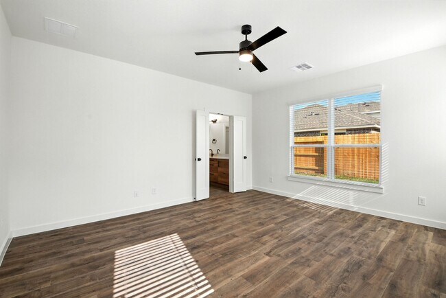 Building Photo - Elevated Living in Sundera at River Ranch | 4 Weeks Free