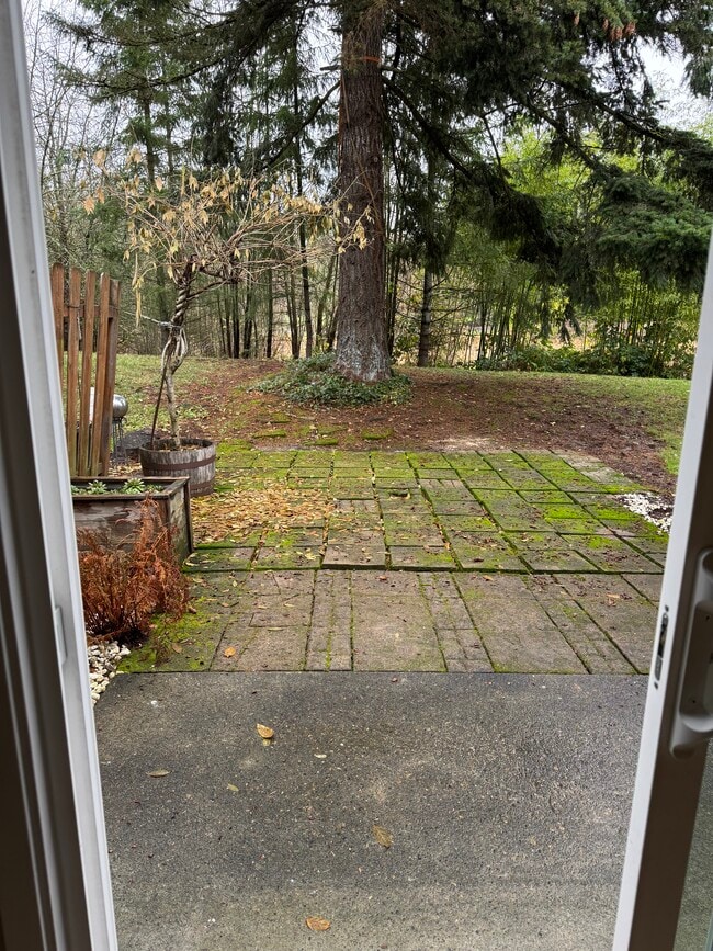 Building Photo - Fully renovated 2 bedroom, 1.5 bath apartment available with Separate Garage!  Updated Kitchen wi...