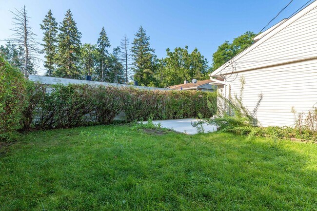 Building Photo - 697 Hickory Dr