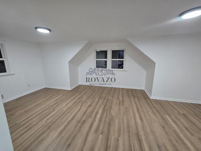 Building Photo - 1283 Broadway