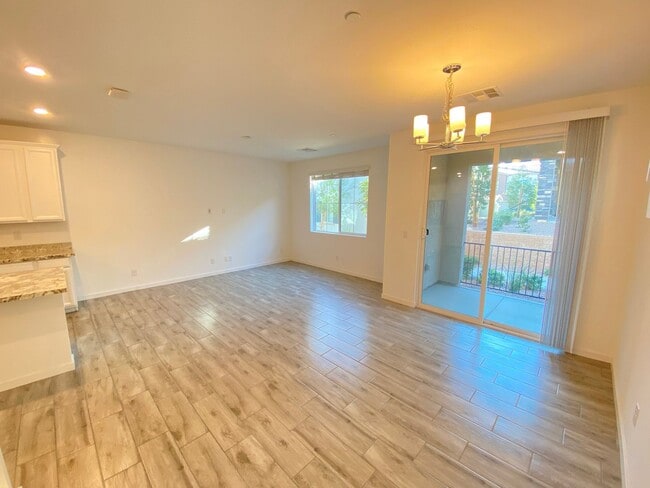 Building Photo - Gorgeous 2Bed/2.5Bath/2Car Townhome located in Gated Community in Henderson