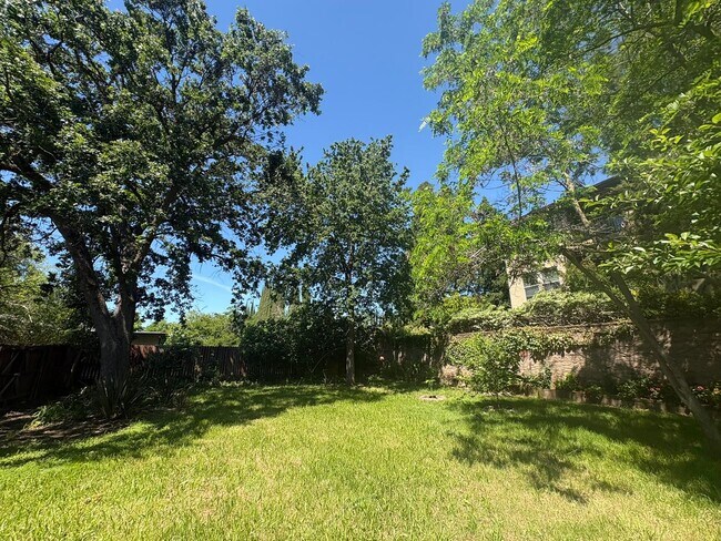 Building Photo - IMMEDIATE MOVE IN! Charming Vintage Sacramento 3 Bed / 1.5 Bath Home with Large Private Yard