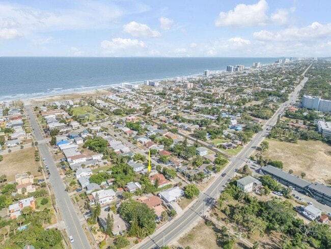 Building Photo - Renovated Spanish-Style 2/1 Beach Bungalow...